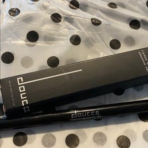 Doucce Fine & Fierce Graphic Eyeliner Pen